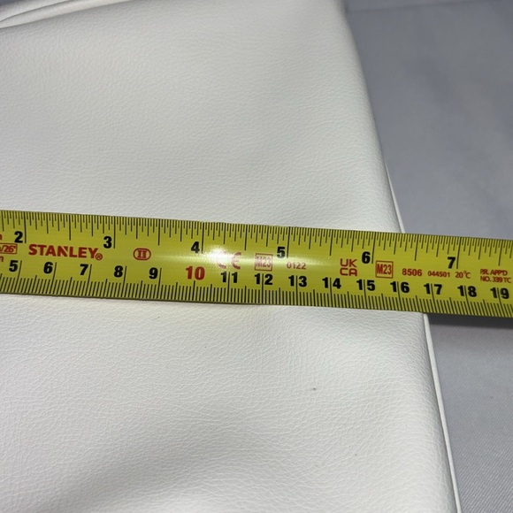 Rodan + Fields White PU Women's Cosmetics Travel Toiletry Bag - Picture 12 of 13